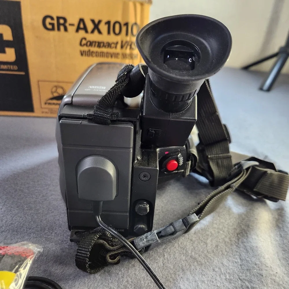 JVC GR-AX1010 Compact VHS Camcorder charger, remote, manual, wires, box - READ